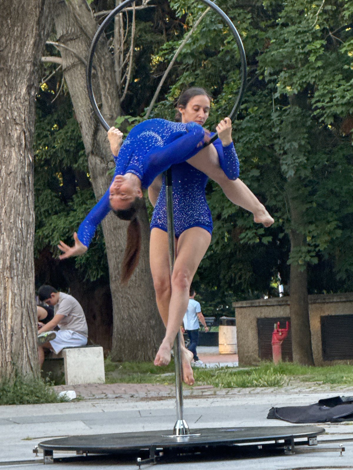Aerial acrobats perform synchronized routine in Varna park