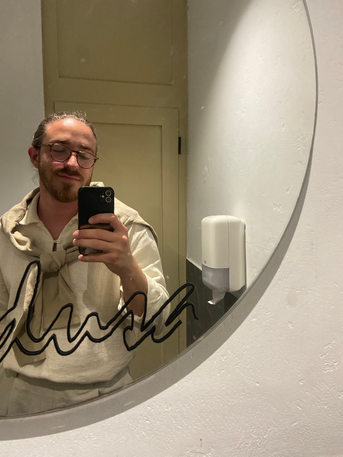 Man documents evening out in Petrovac with selfies, drinks