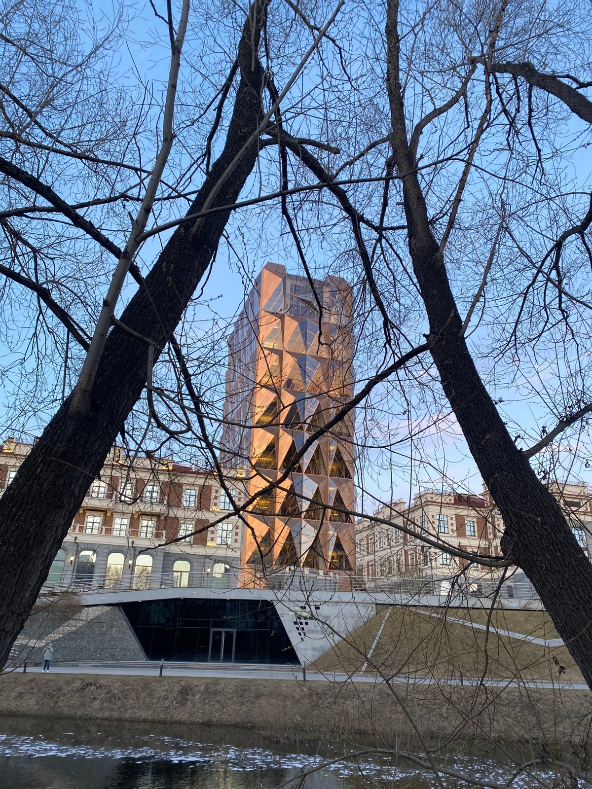 Spring afternoon walk documented across central Yekaterinburg