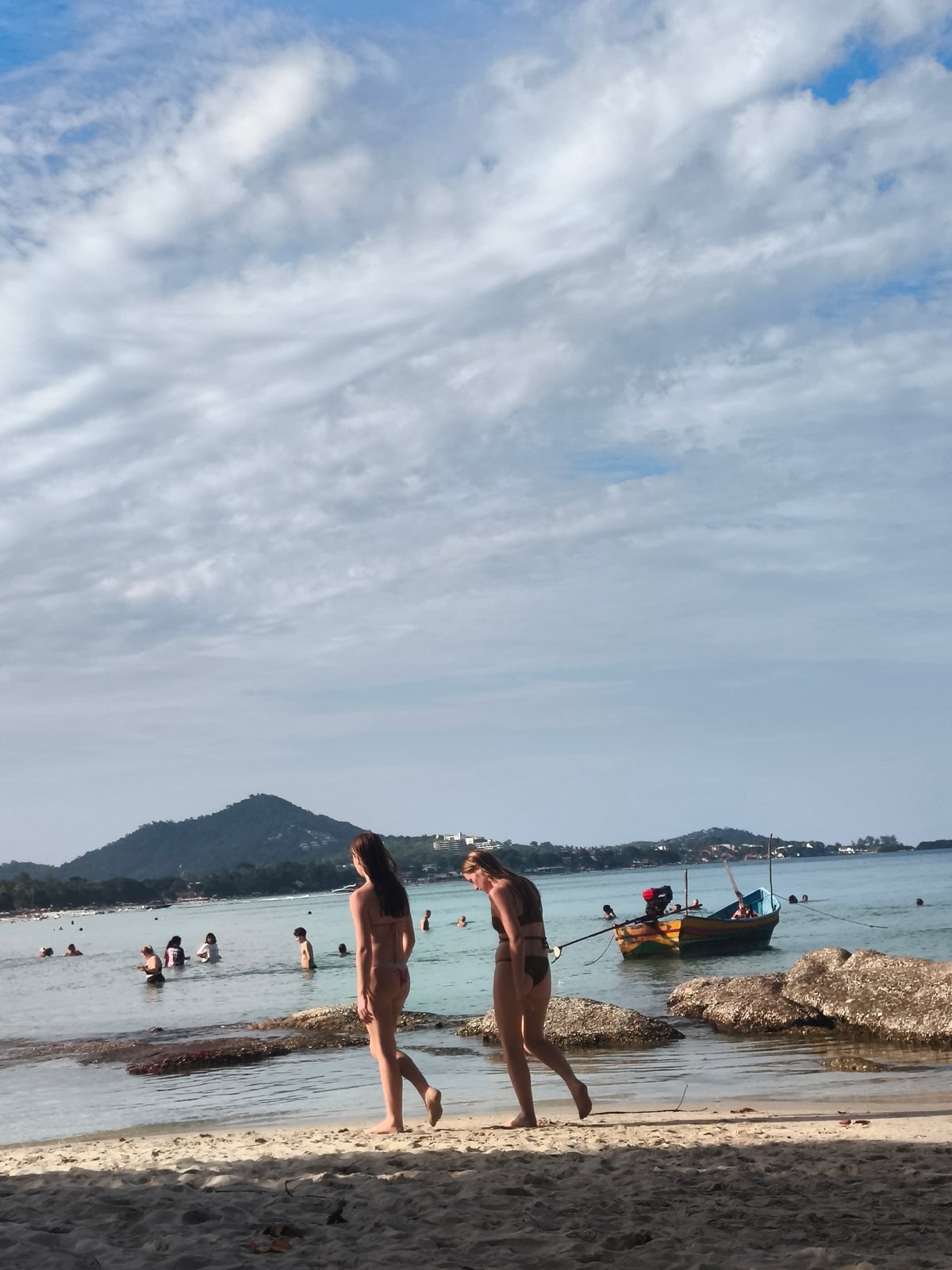 A relaxed Ko Samui beach morning, sun, sand, and sea.