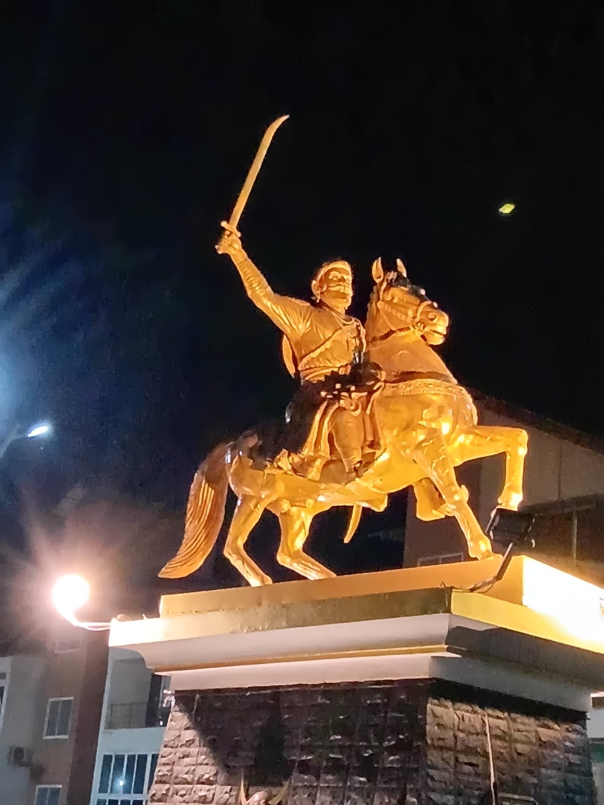 Golden warrior statue observed in Oxel roundabout during evening