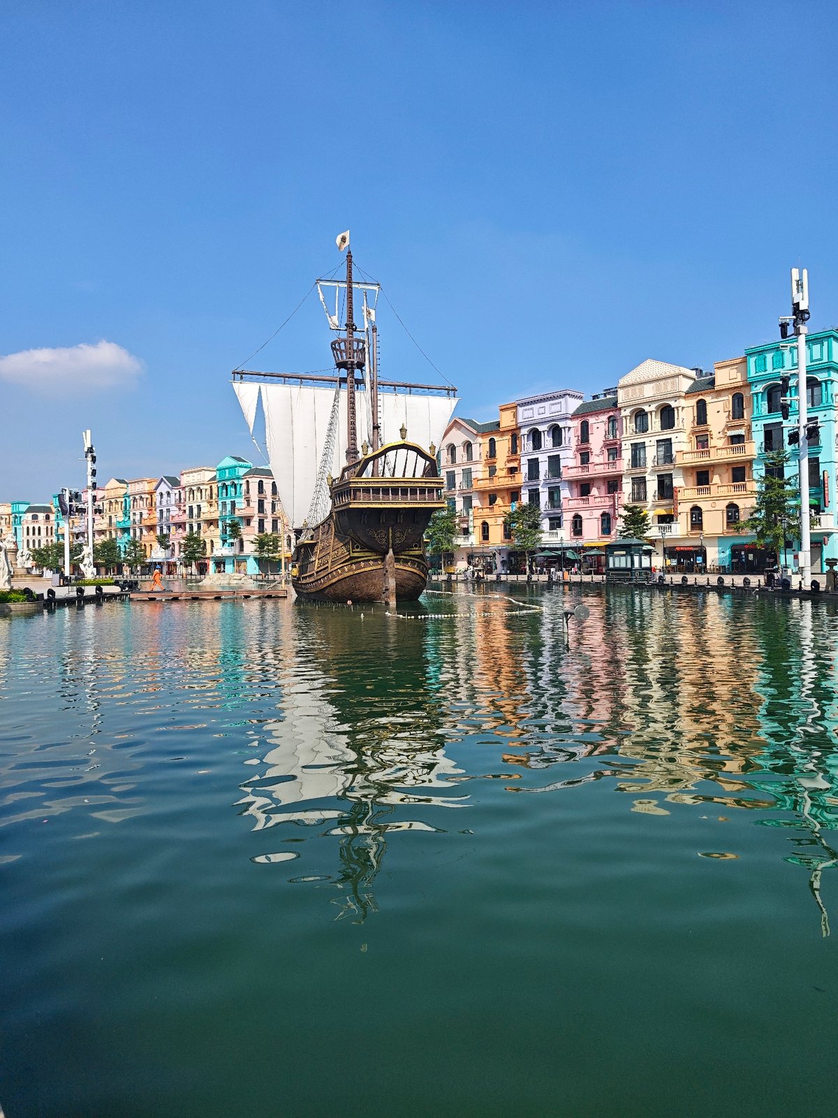 Tourist activities documented at Venice-themed attraction in Vietnam