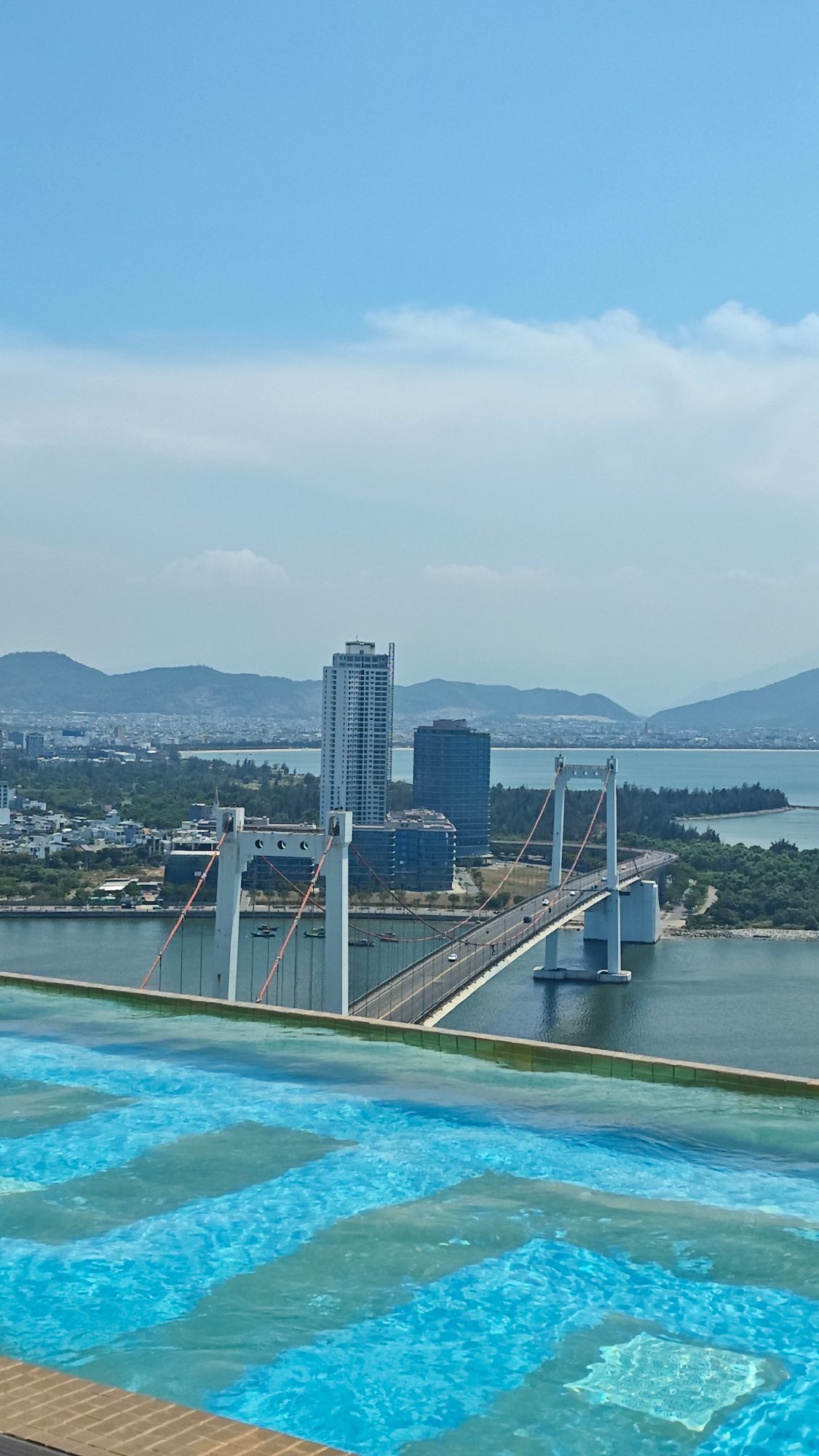 Aerial view captures morning traffic on Đà Nẵng bridge