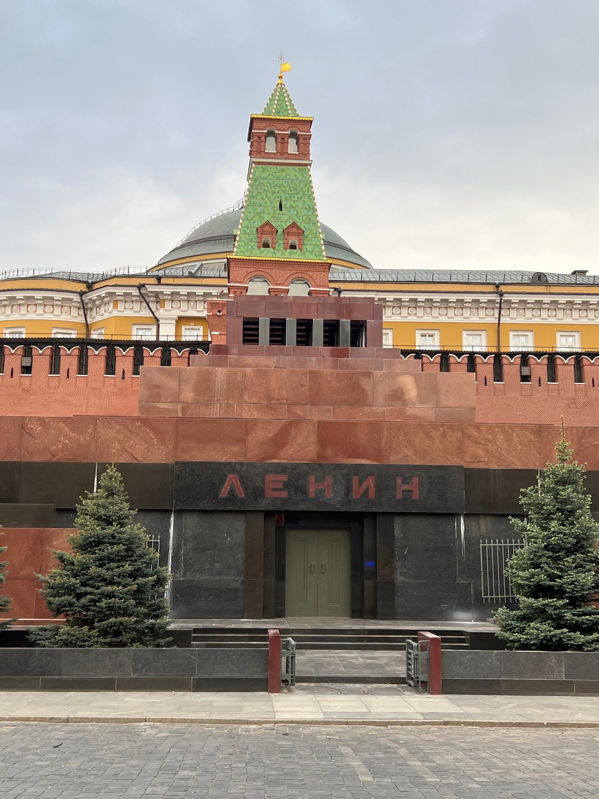 Paint-and-sip event documented near Lenin's Mausoleum in Moscow