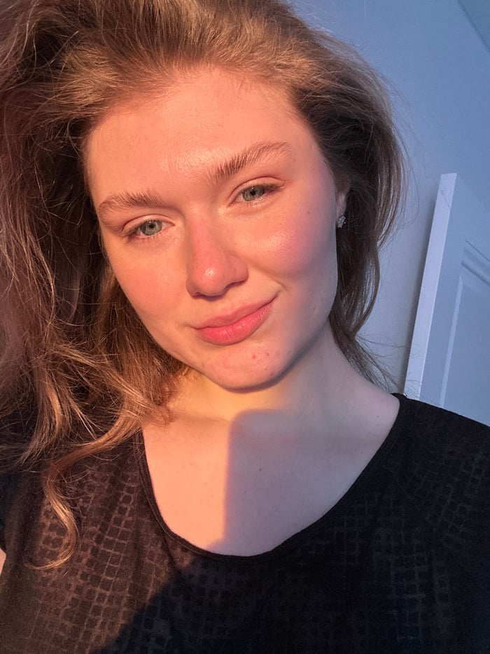 Woman documents afternoon selfie session in Kazan apartment