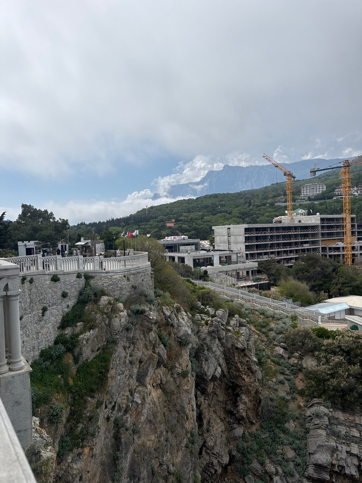 Tourist activity captured at Ukraine's clifftop Swallow's Nest castle