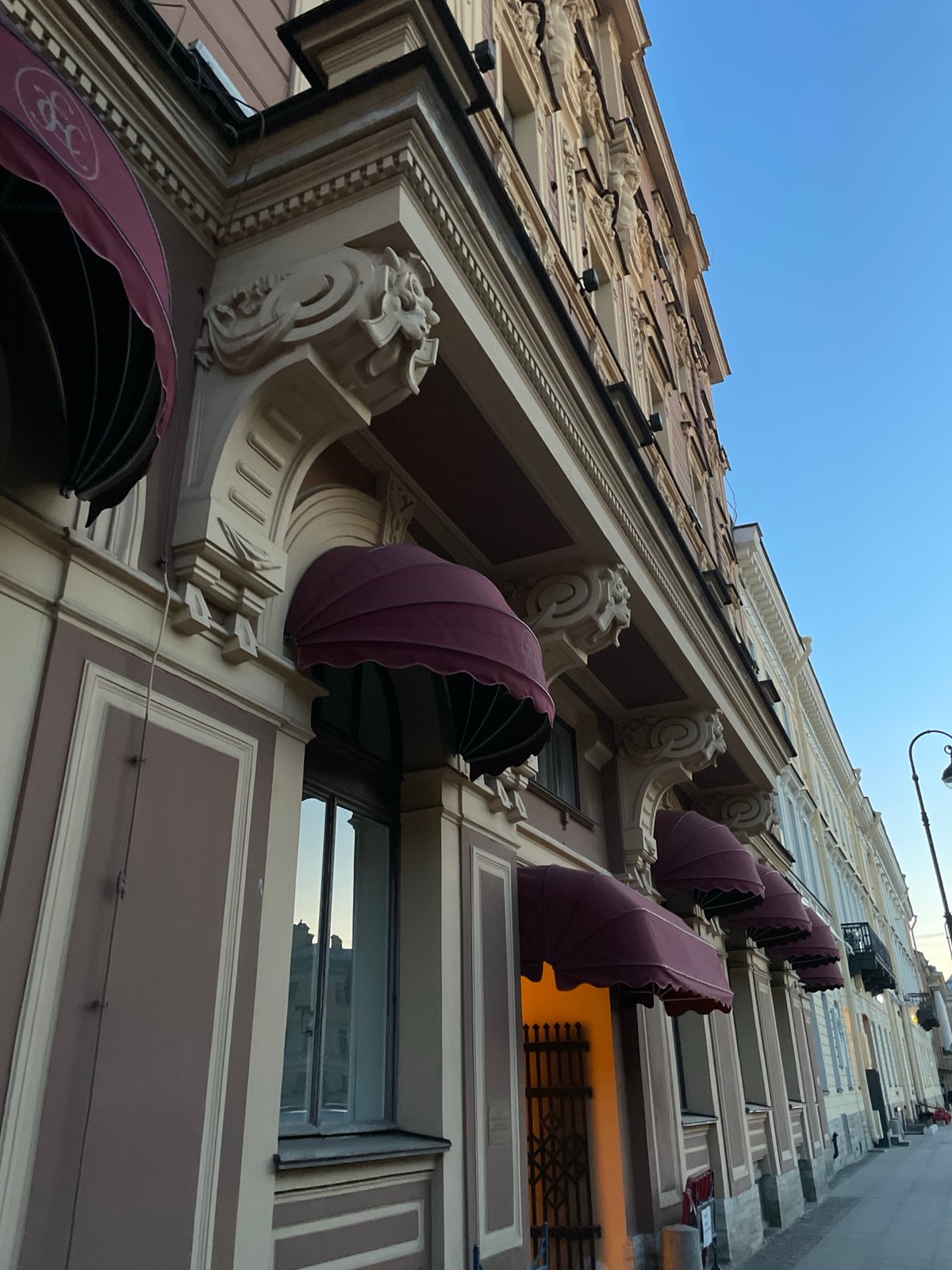 Witness documents Saint Petersburg's ornate architecture during afternoon stroll