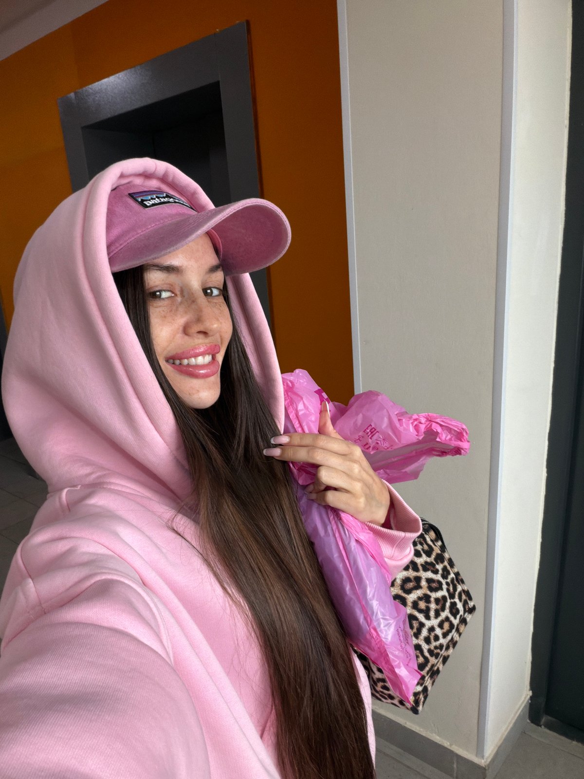 Woman in pink attire spotted with bags in Russia