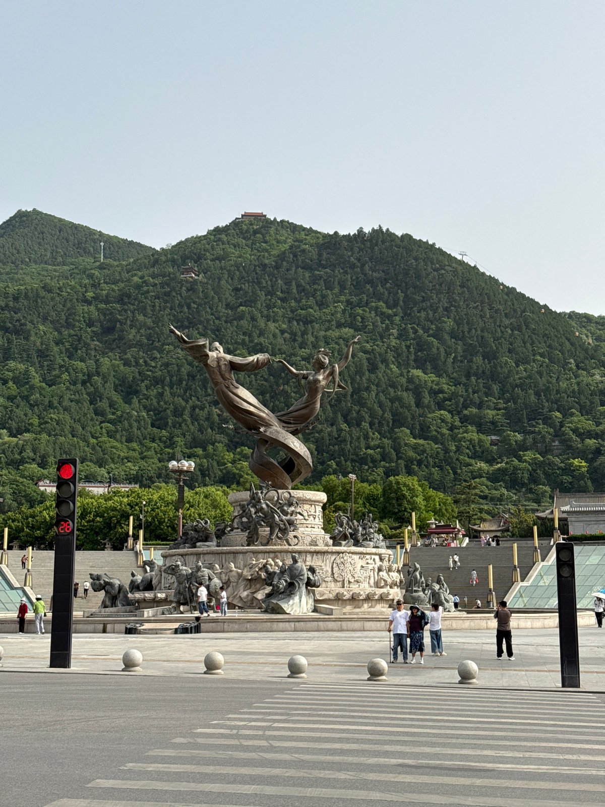 Bronze monument draws pedestrians in Lintong District plaza