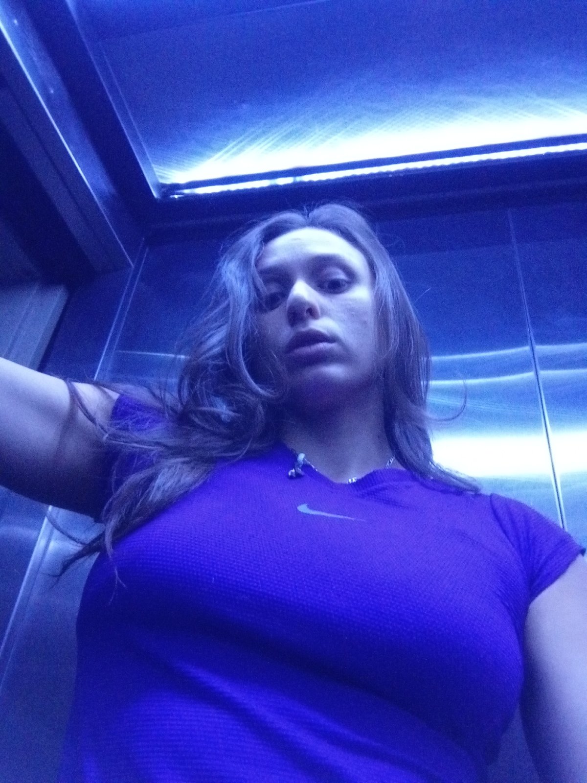 Woman in purple Nike shirt spotted in Buenos Aires elevator