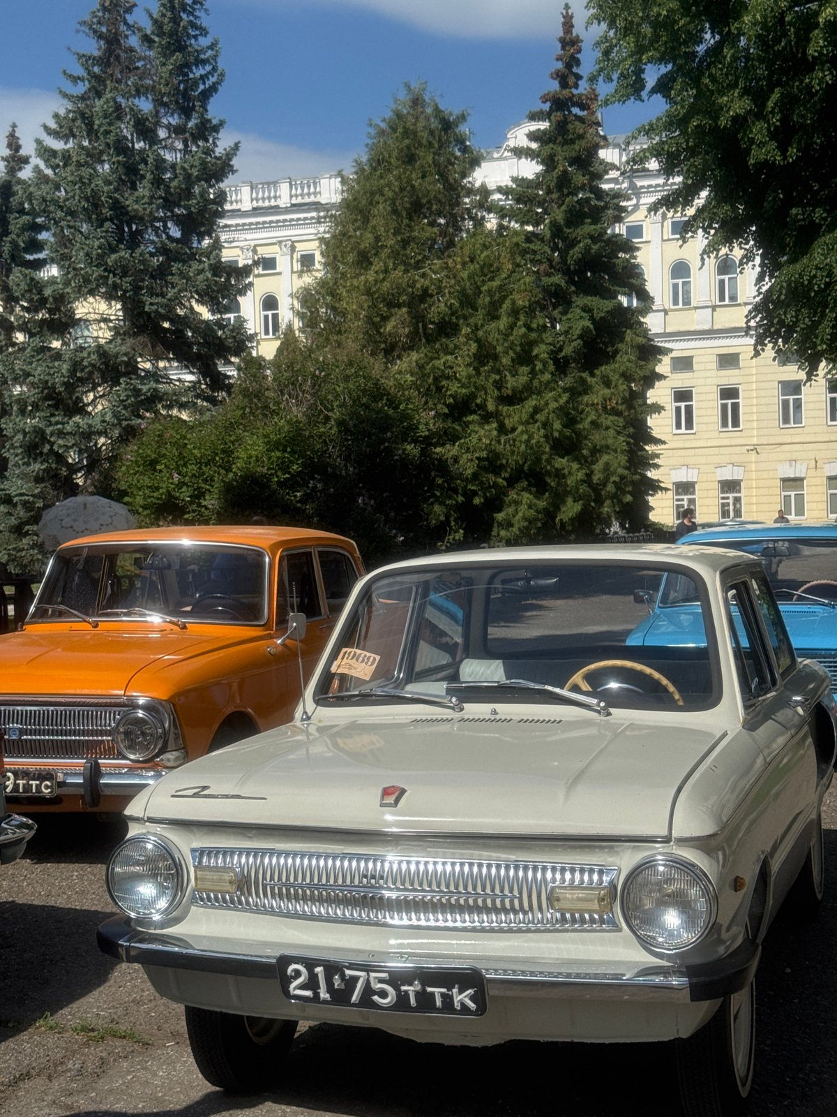 Vintage car gathering draws classic automobiles to central Kazan