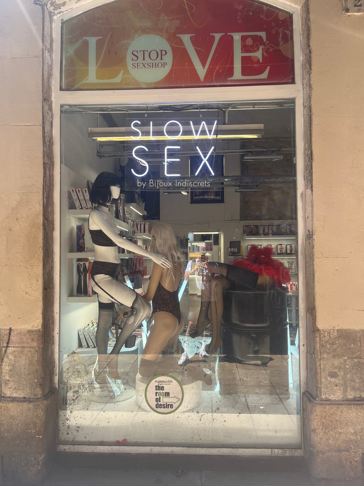 Everyday moments captured across Barcelona: shop display, fireplace flames