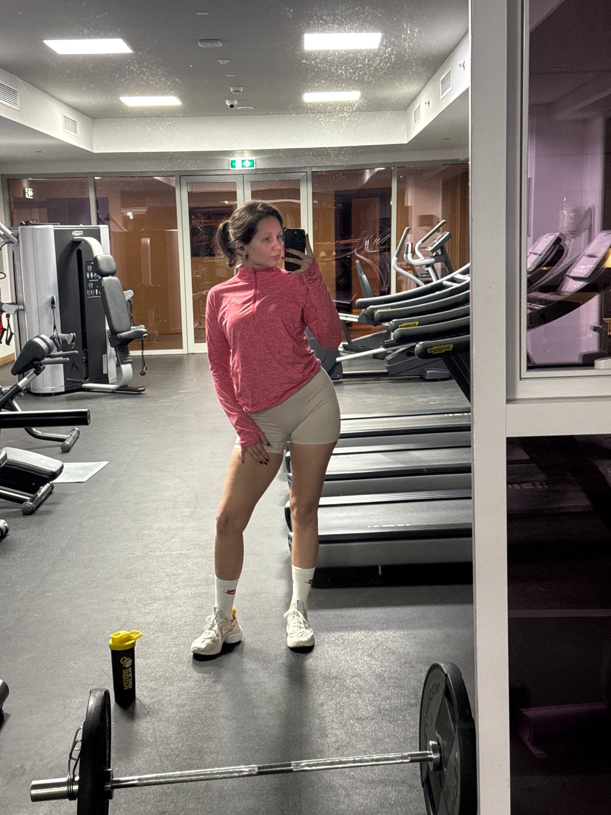 Woman works out, takes selfies at Dubai gym