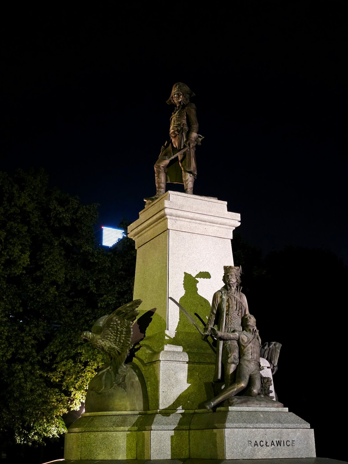 Nighttime stroll through Warsaw's monument district