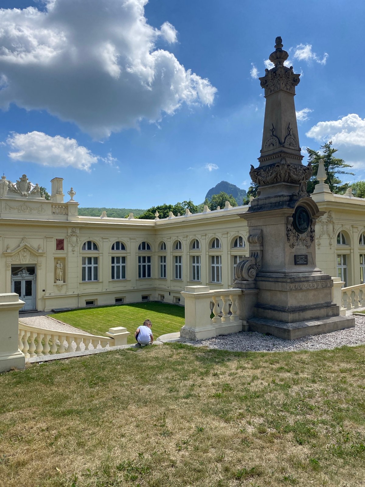 Morning walk through Bílina captures palace, parks, restaurants