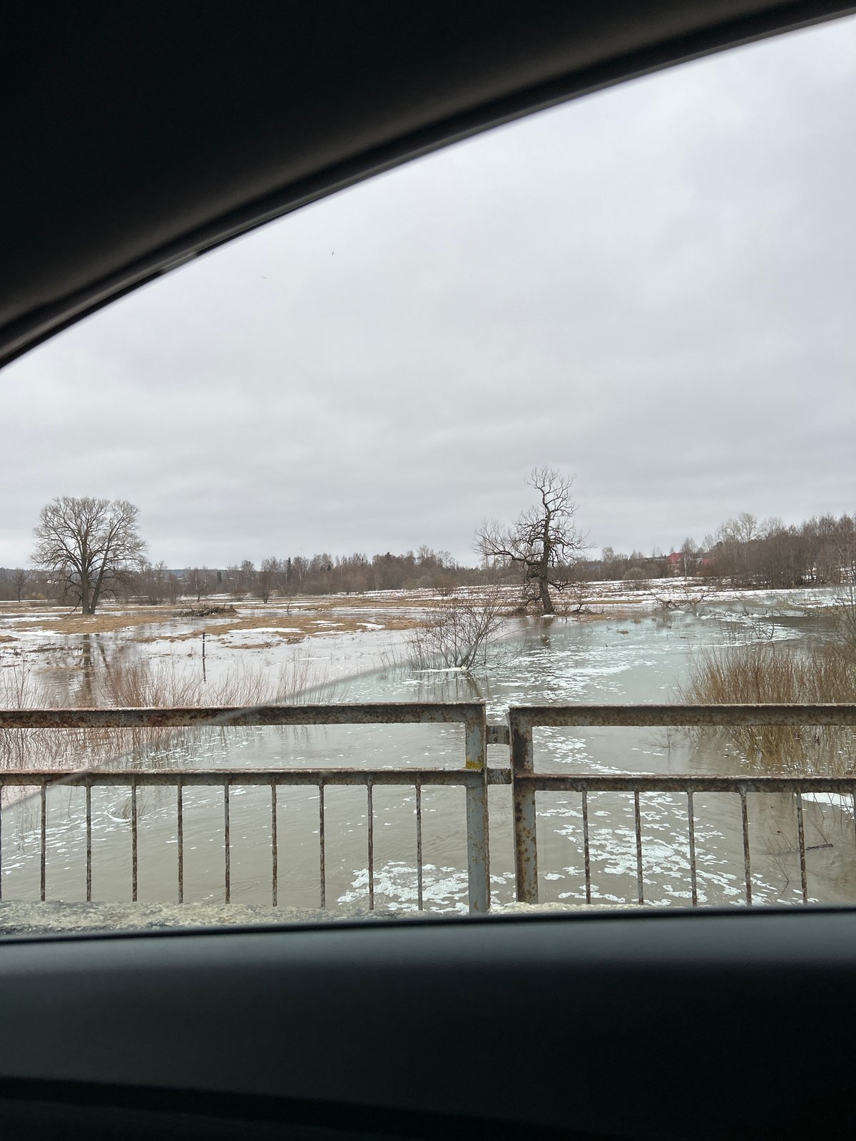 Flooding observed in Уральское, Russia early Friday morning