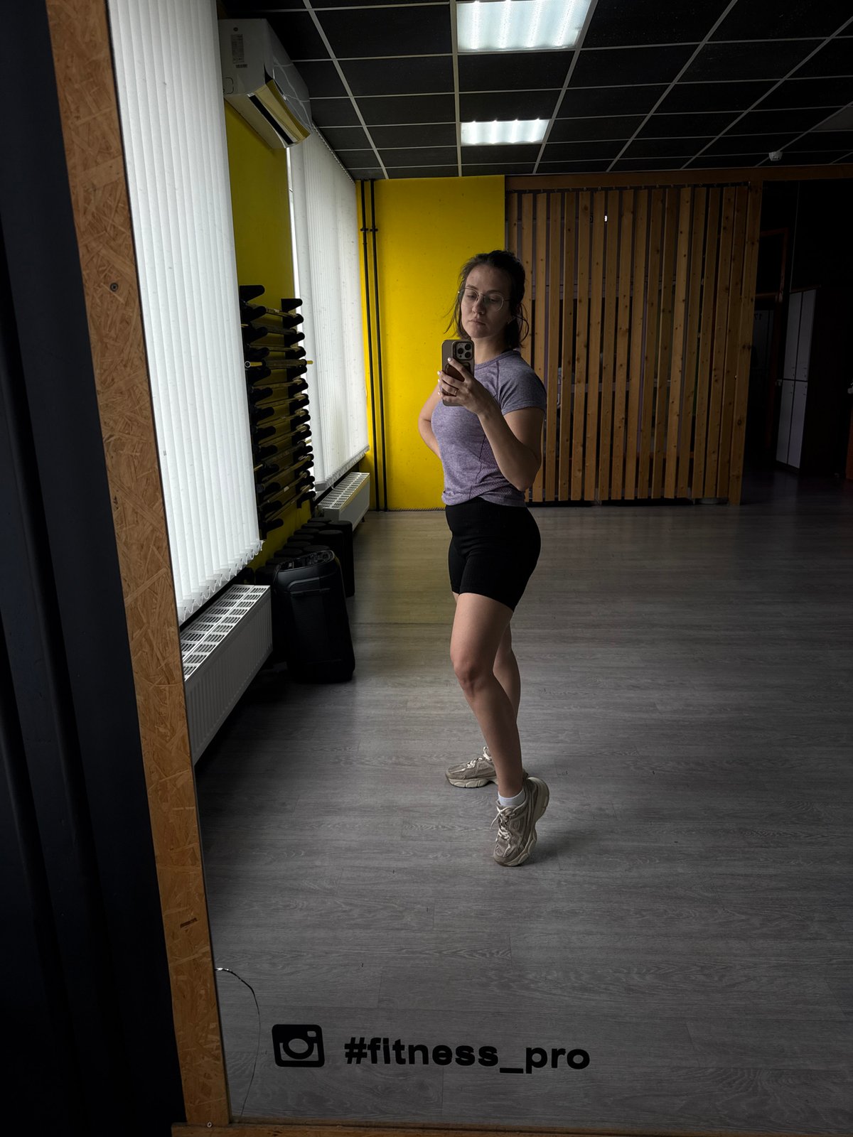 Woman takes gym mirror selfies in Pervomaysky fitness studio