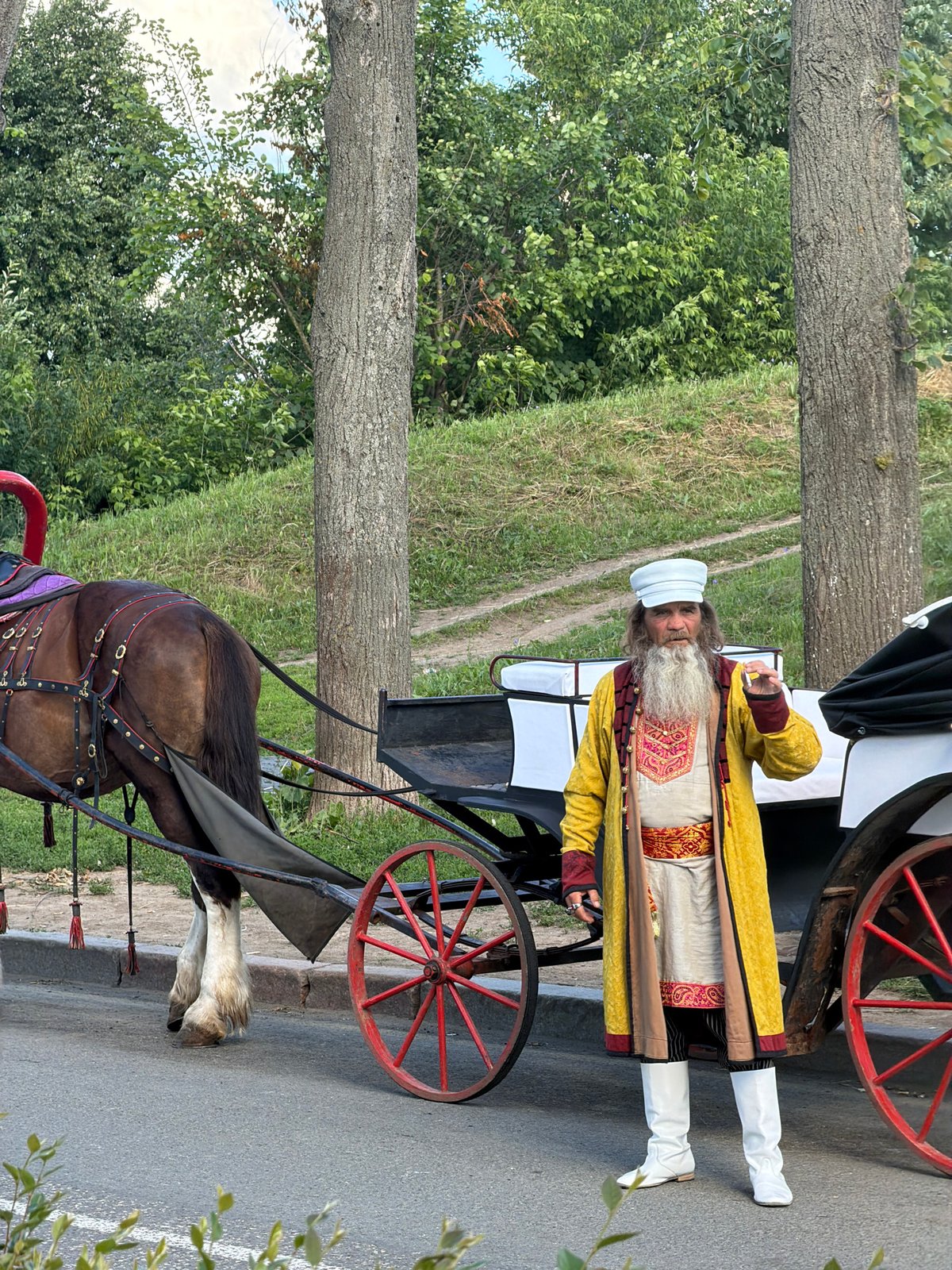 A sunny afternoon exploring Suzdal's churches, horses, and market stalls
