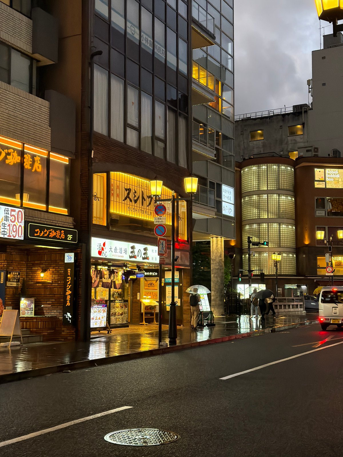 Rainy evening captures everyday life in central Kyoto