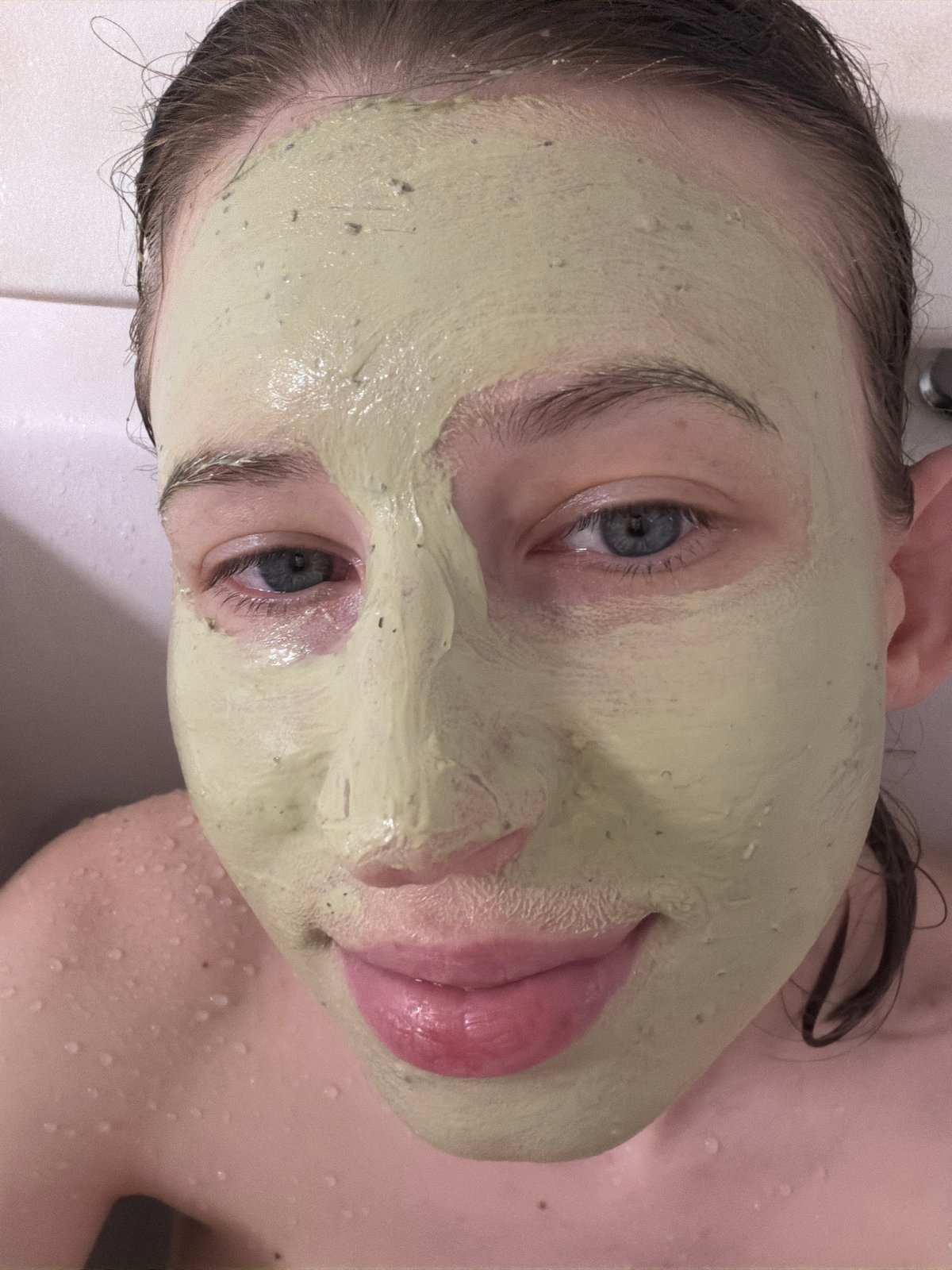Lazy self-care afternoon: bath, face mask, yoga mat selfies