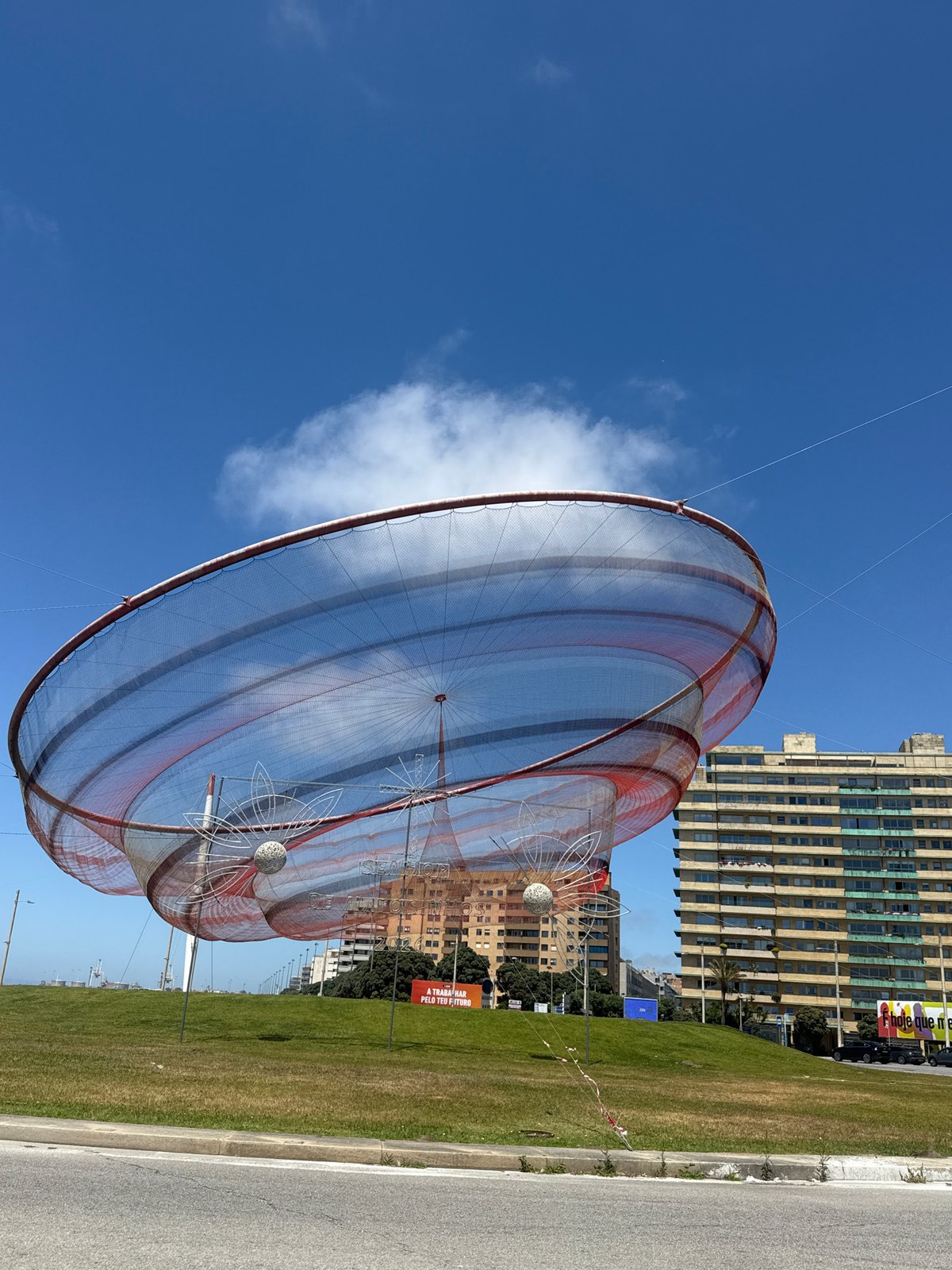 Daily life moments captured in Matosinhos: art installation, haircut