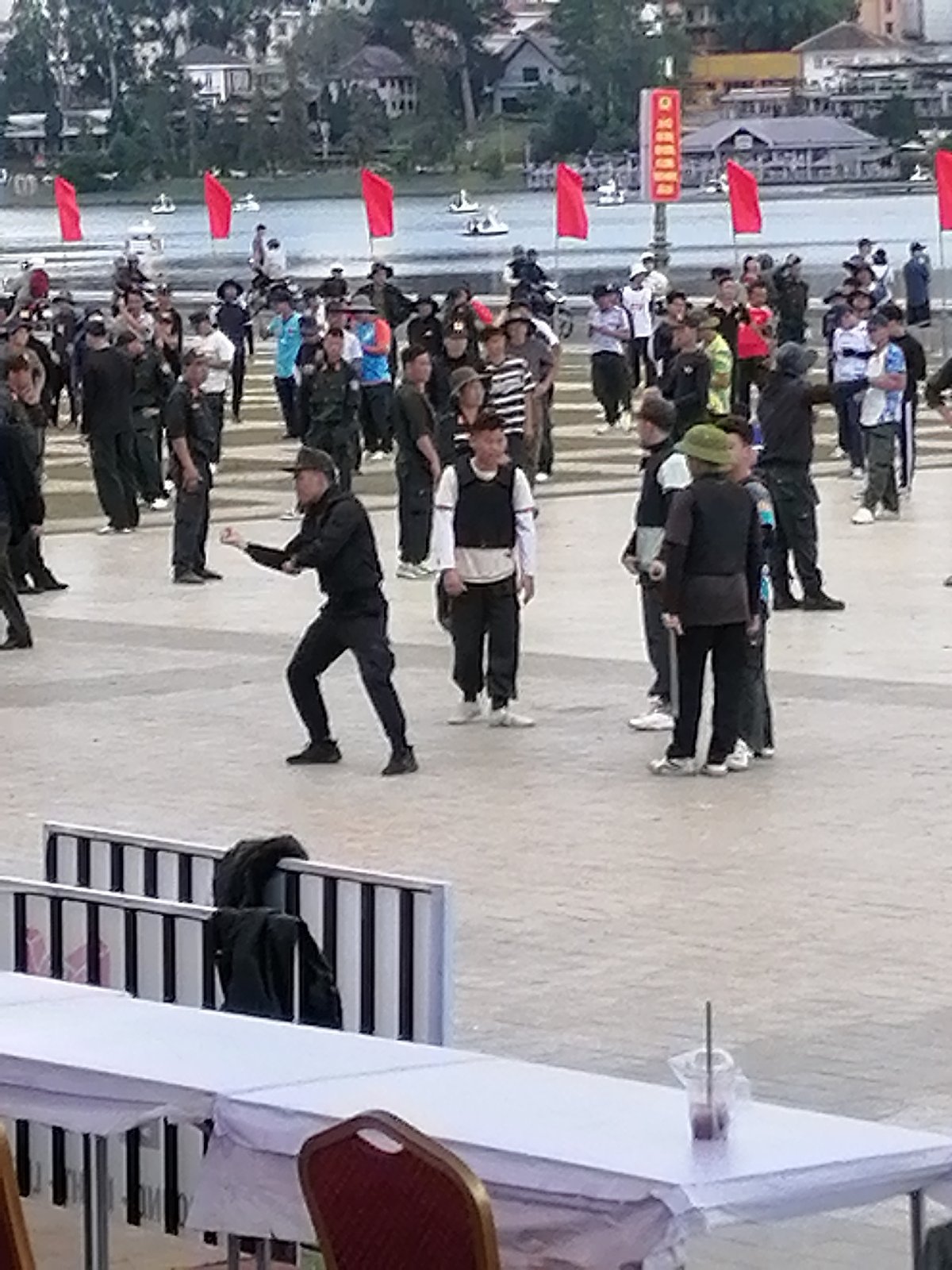 Organized public event unfolds at Da Lat's Xuan Huong Lake plaza