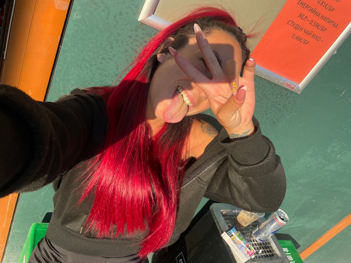 Sunny afternoon hang in Sofia, red hair and close-up poses.