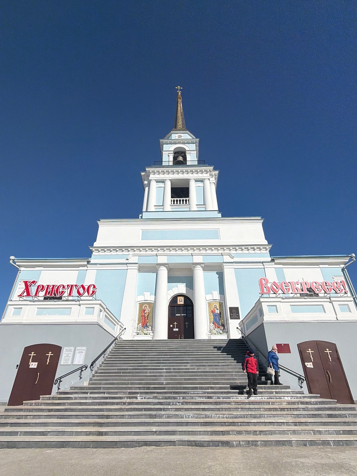 Visitor documents Orthodox cathedrals and street scenes in Votkinsk