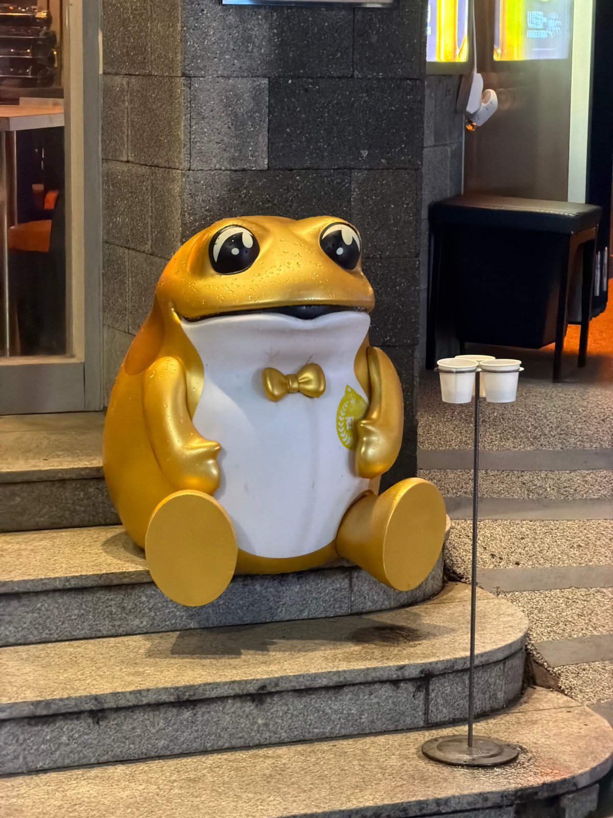 Late-night street scenes around a Seoul urban district