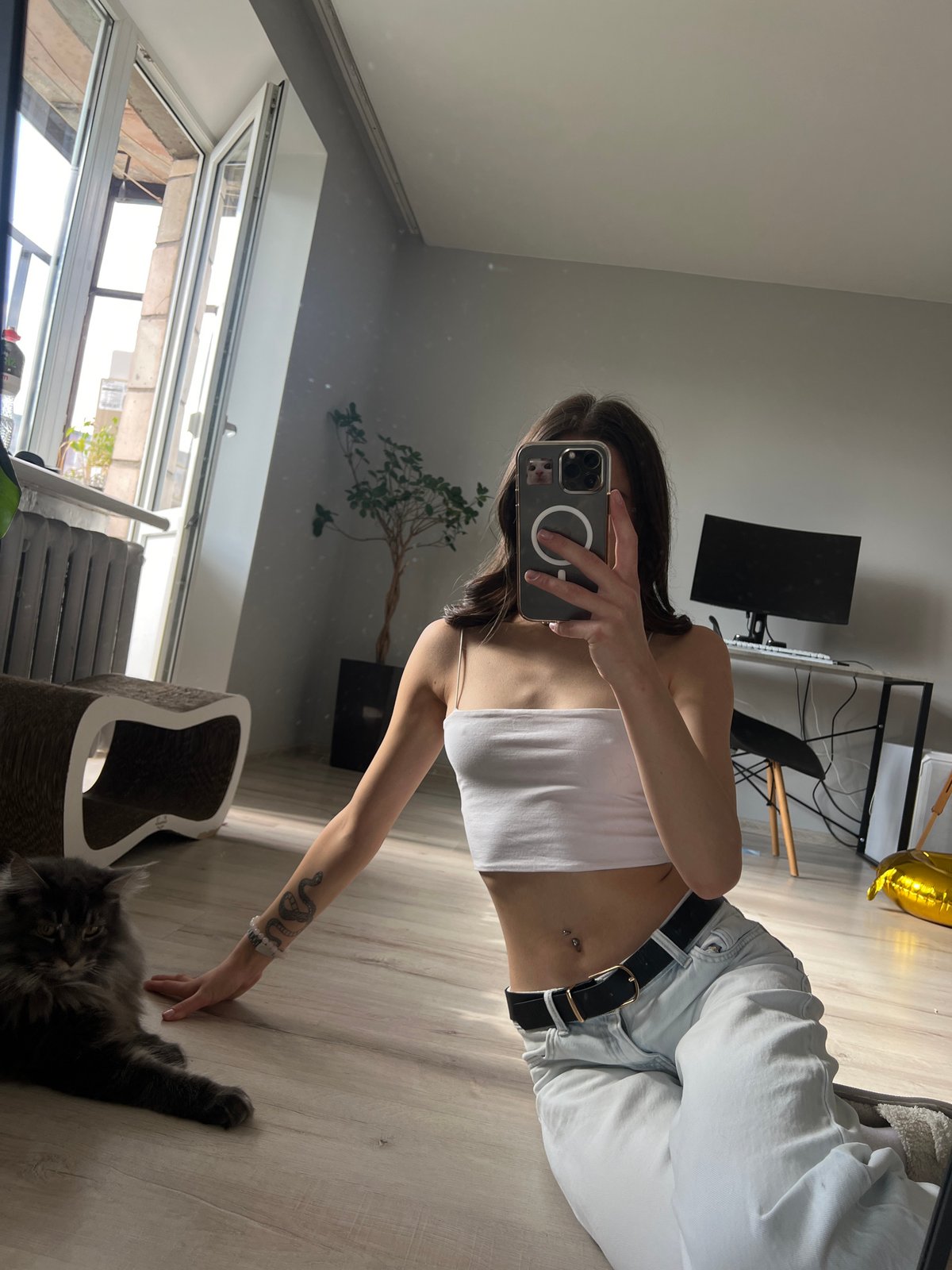 Morning selfie session with Maine Coon cat in Ternopil apartment