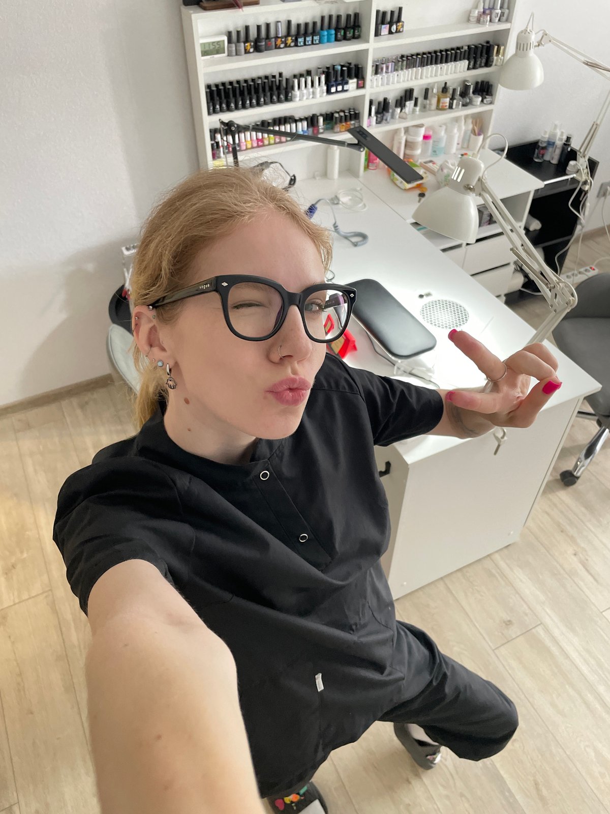 Woman documents morning selfies, Harry Potter nails in Izhevsk