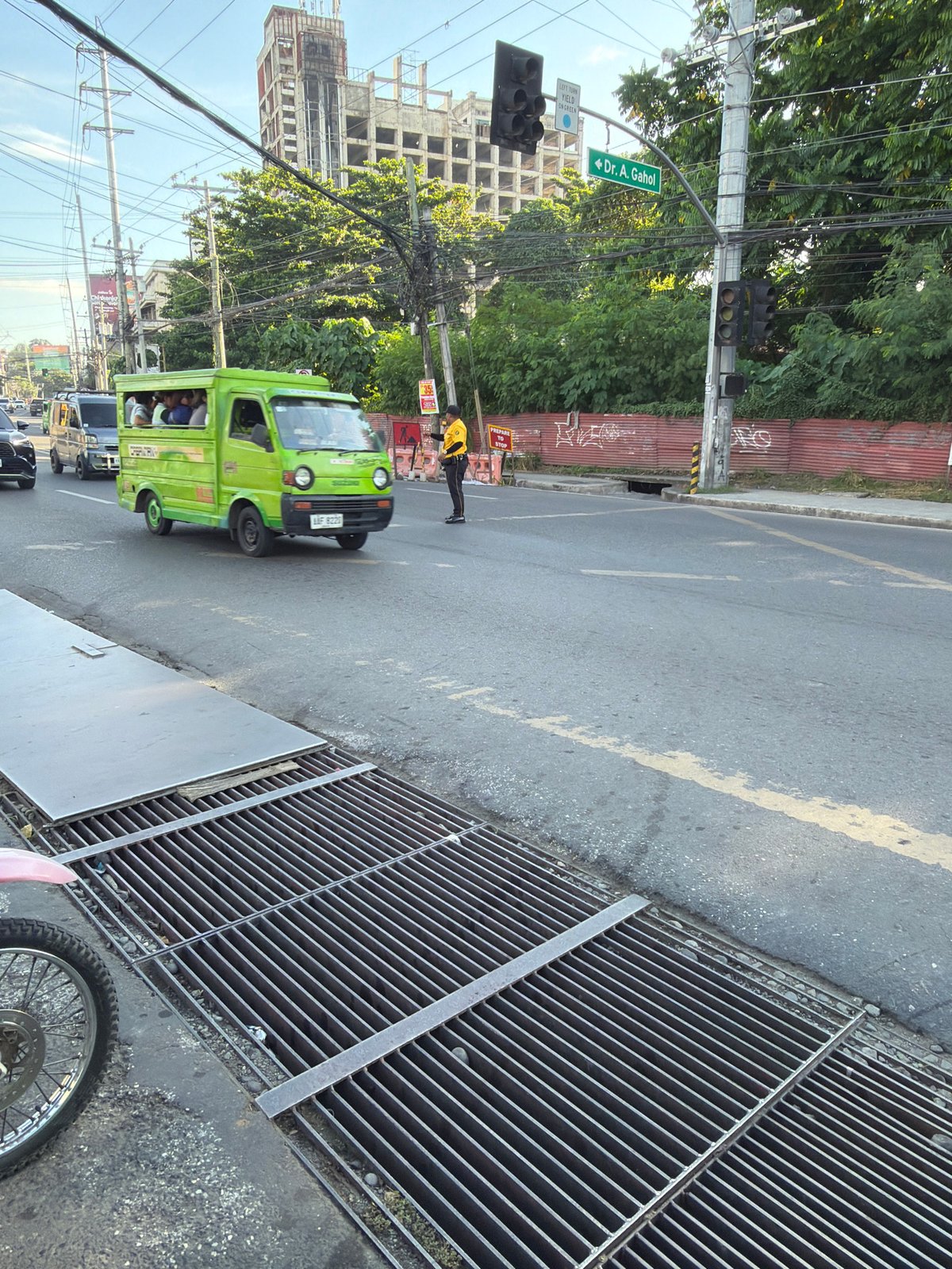 Street scenes and traffic flow through Davao City