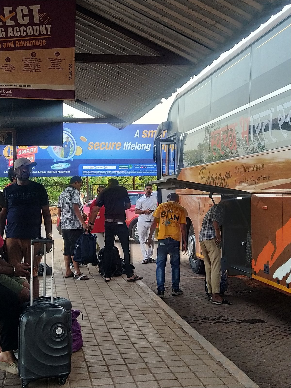 Routine afternoon bus operations observed at Mapusa transit terminal