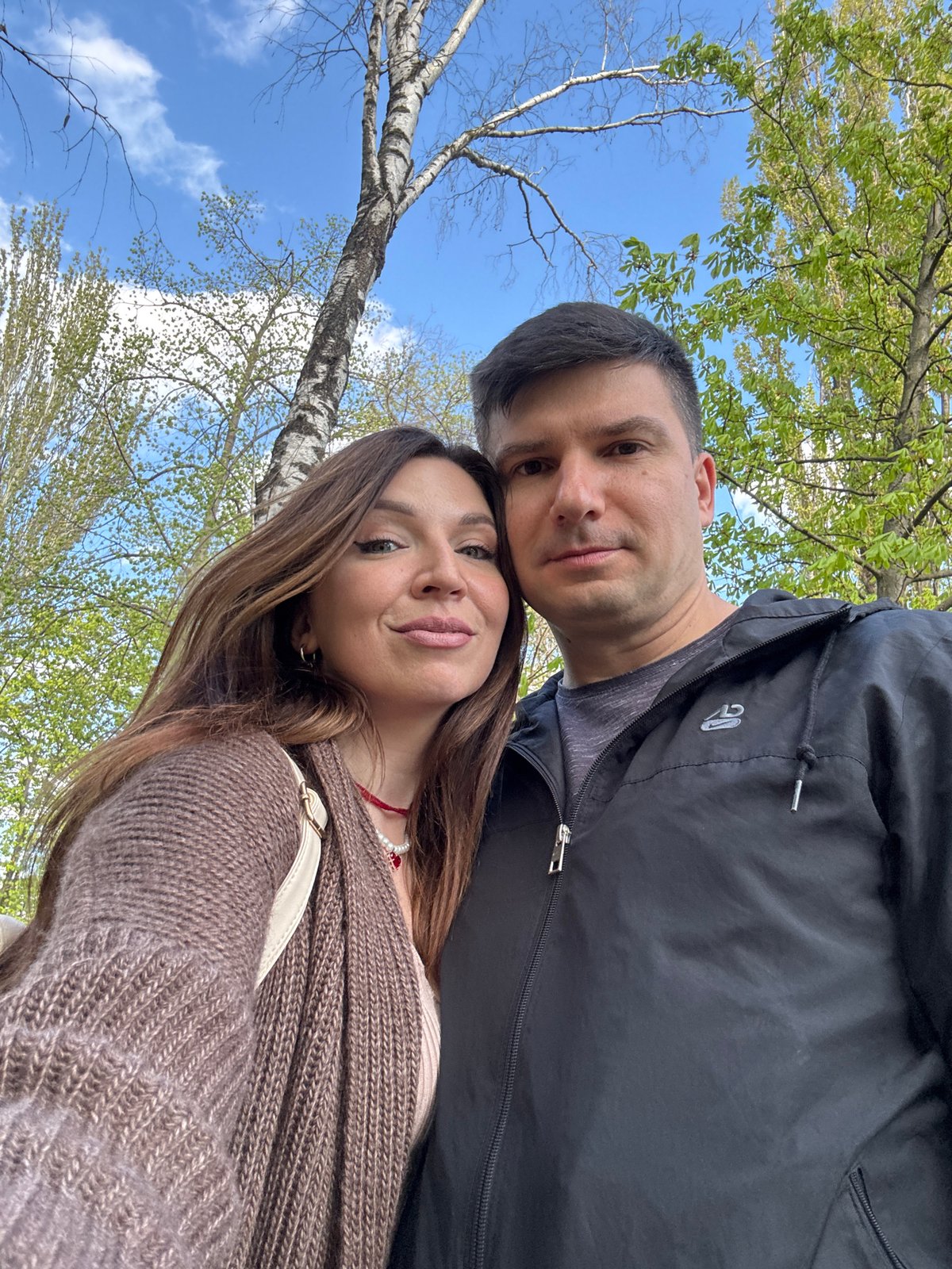Couple enjoys afternoon meal and photo session in Kryvyi Rih