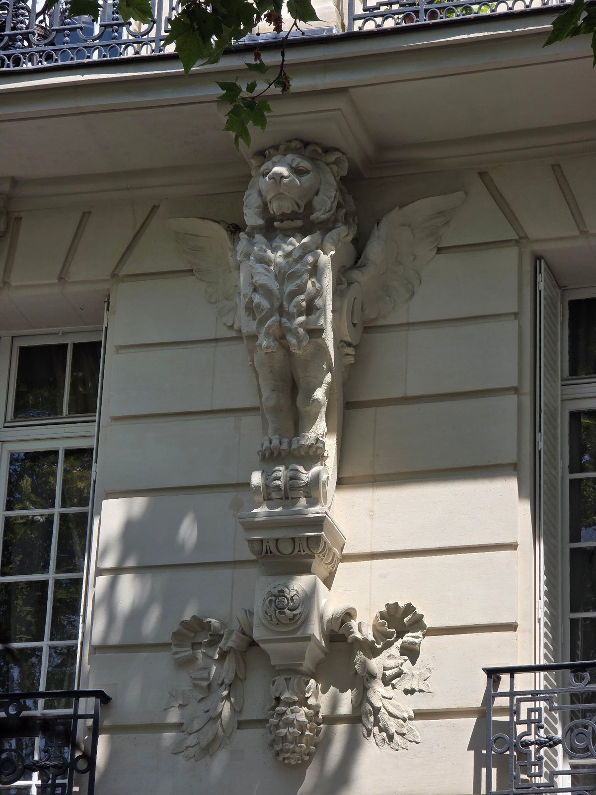 Morning at Ladurée, Rue de Rome — terrace, details, façade.