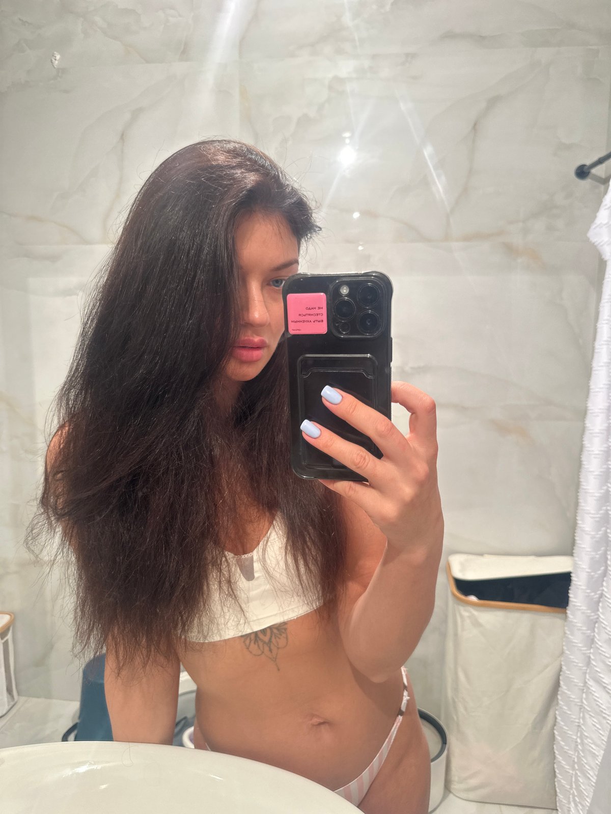 Woman takes rotated mirror selfie in Moscow