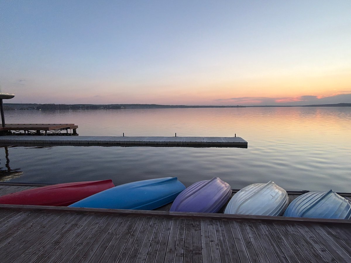 Quiet moments captured in Votkinsk: lakeside boats and street traffic