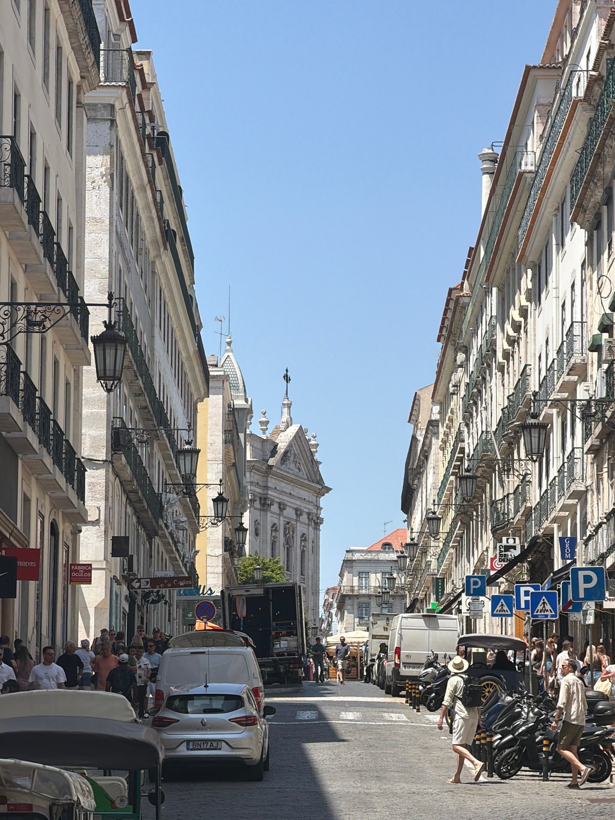 Street scenes from Lisbon's Baixa district over 7 minutes