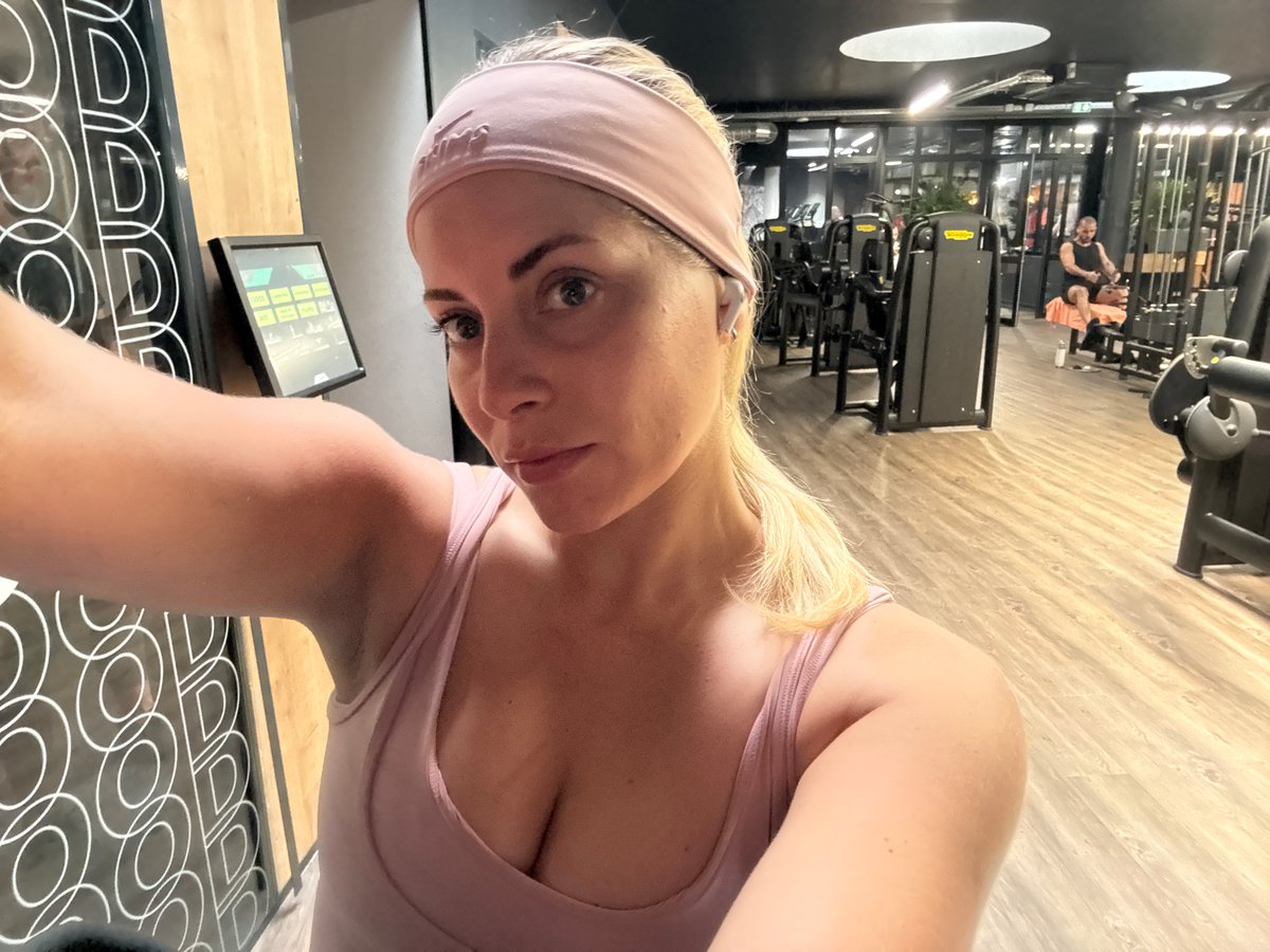 Woman takes gym selfie in Paris fitness center