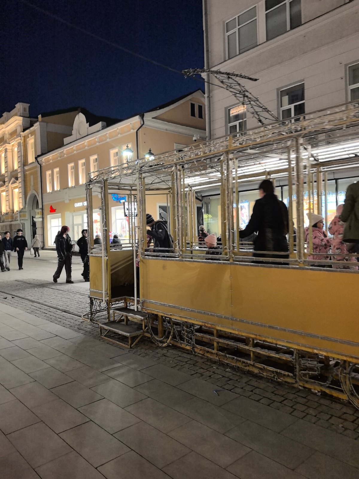 Street musicians perform for evening crowds in Nizhny Novgorod