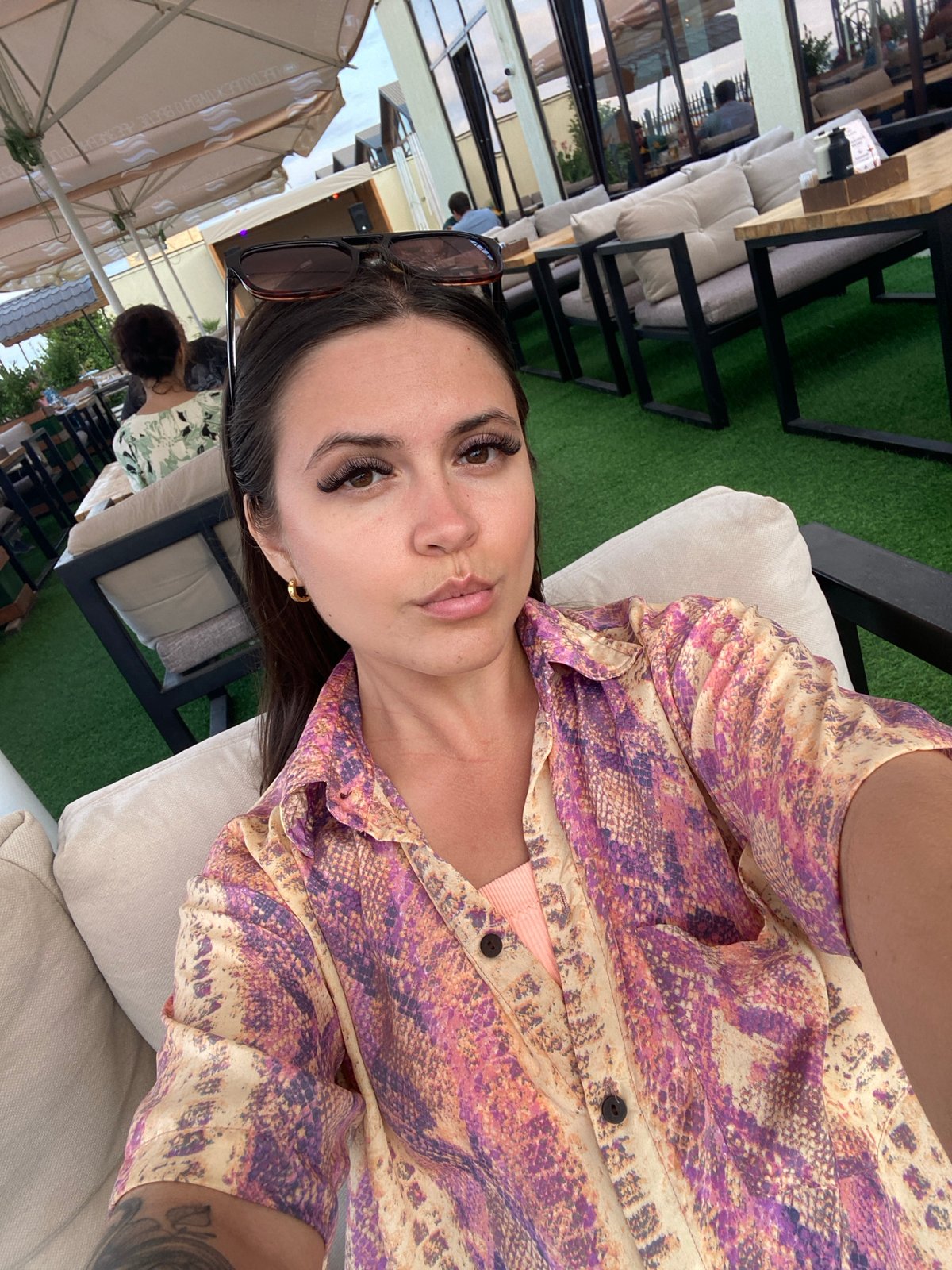 Afternoon out at a Derbent café, beach, and street stage.