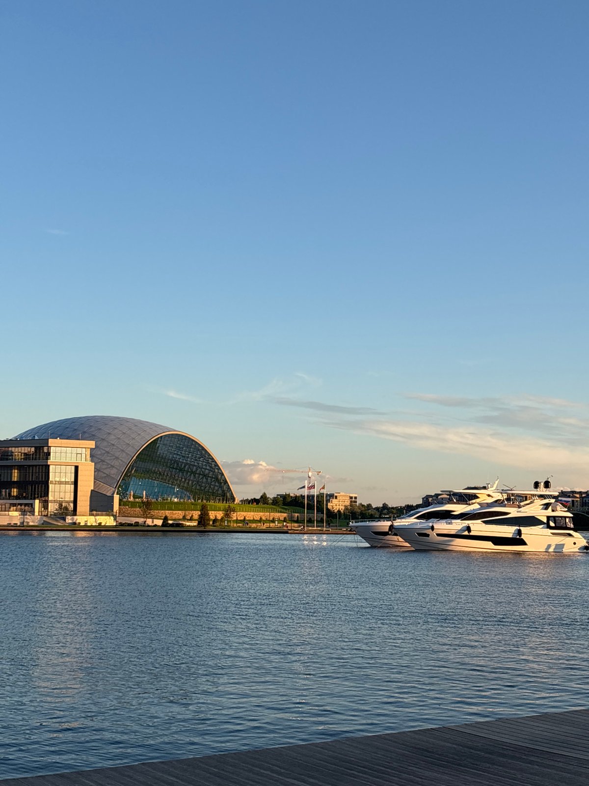 Evening stroll documented through Varaksino waterfront and architecture