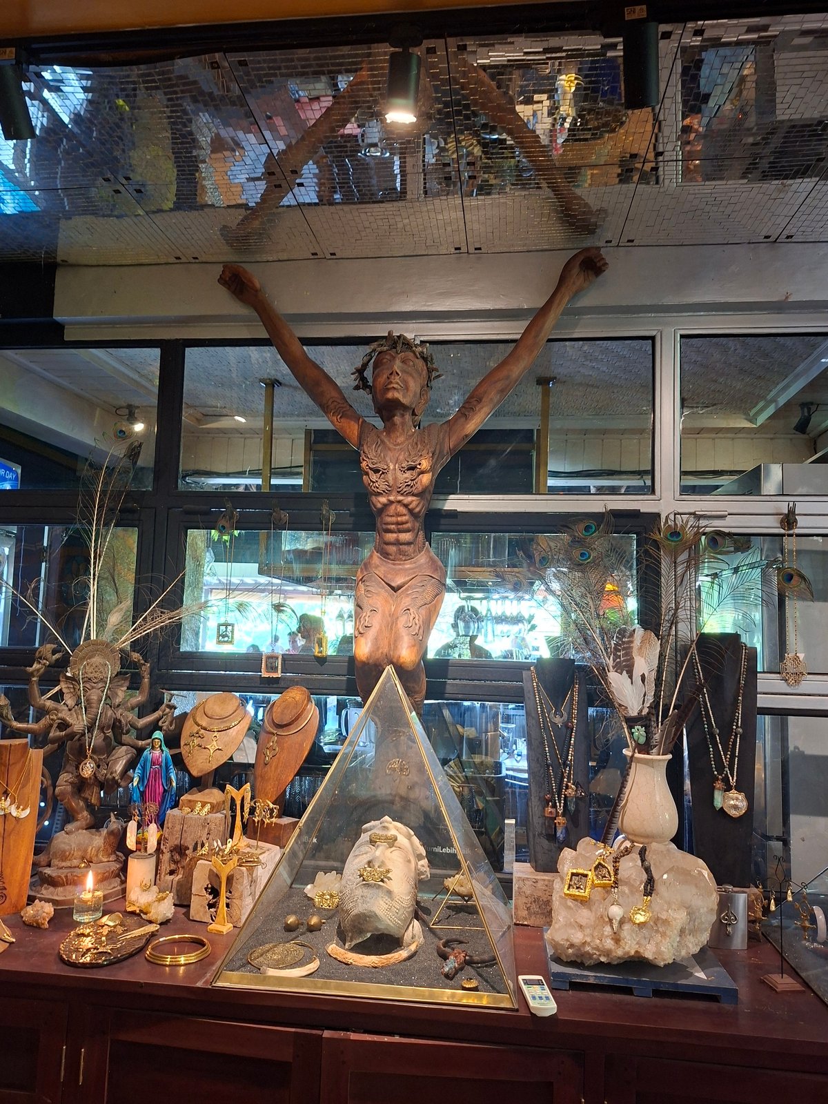Tourist documents brief walkthrough of Ubud's cultural sites and cafes