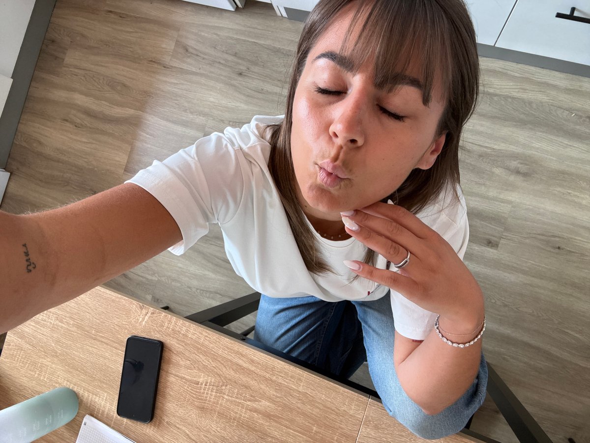 Woman captured in casual selfies and phone call in Cannes