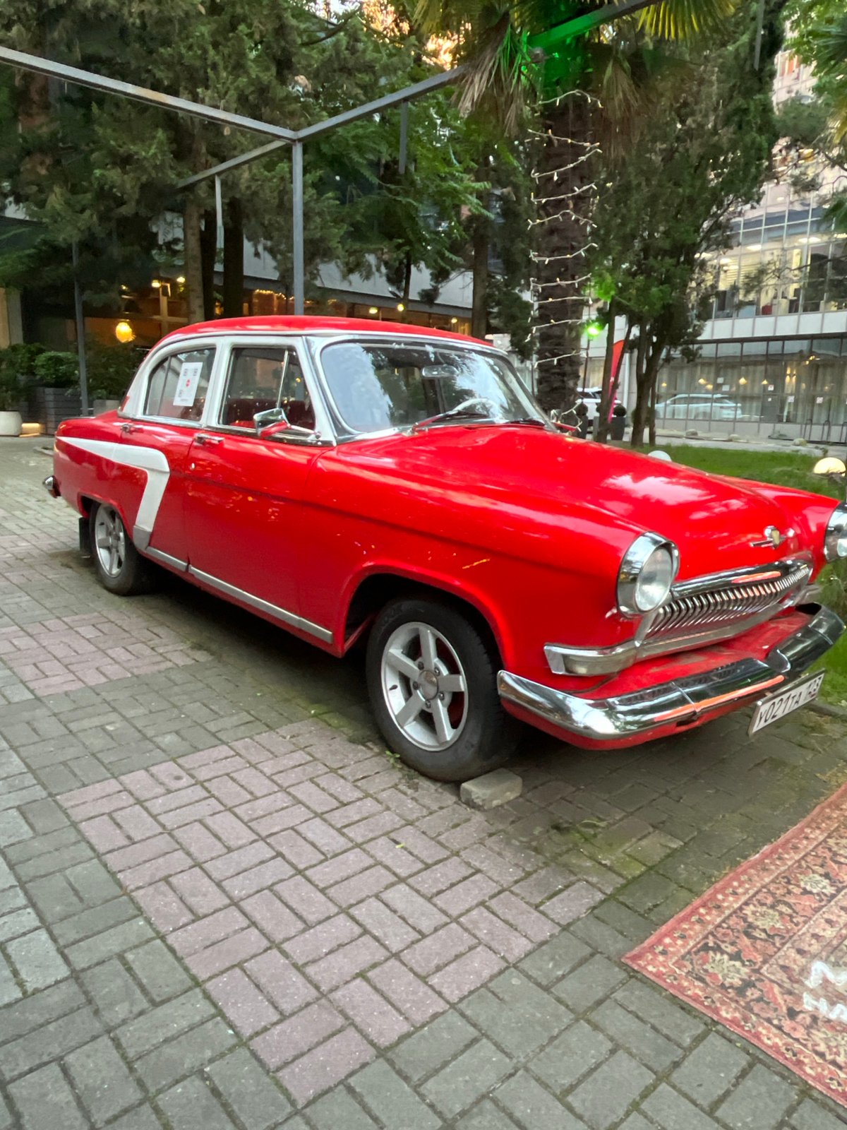 Vintage cars and street scenes along a Sochi walkway