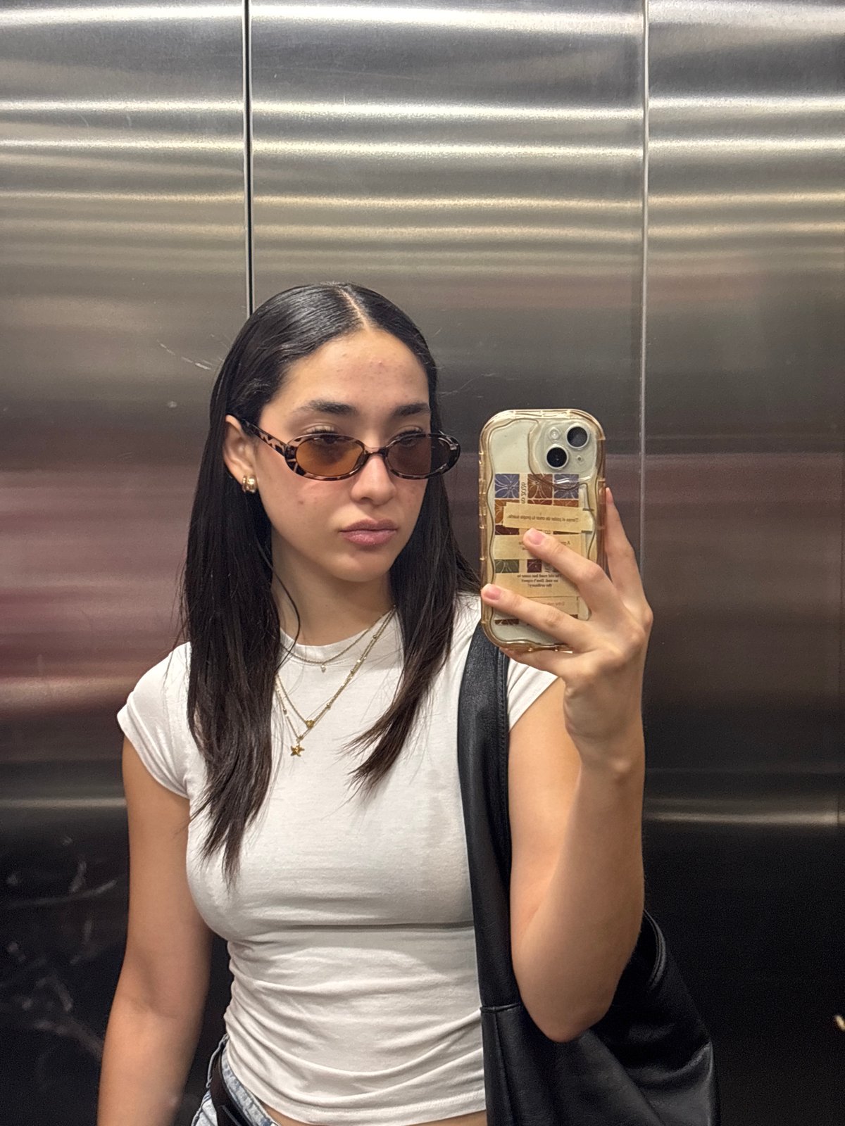 Woman takes elevator selfie in San Andrés Cholula