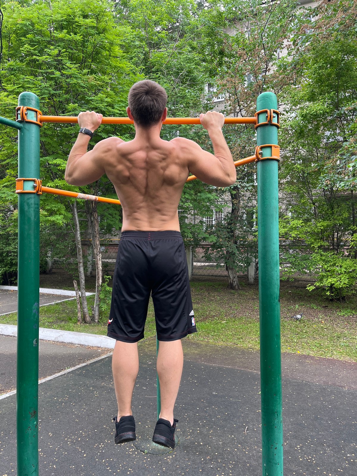 Early morning workout session documented at Krasnoyarsk fitness park