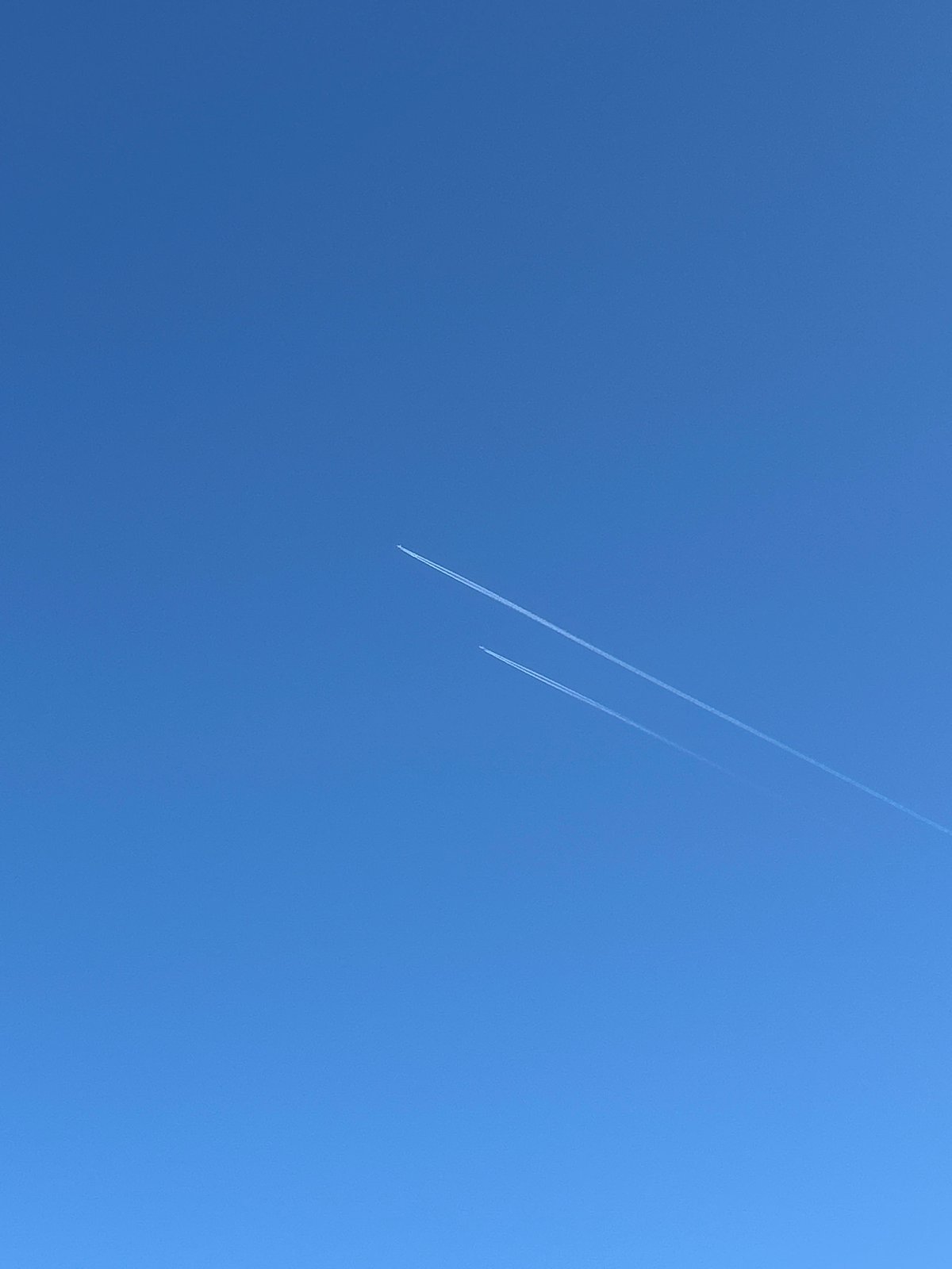 Morning observations around Chaikovsky: vintage cars, contrails, everyday moments