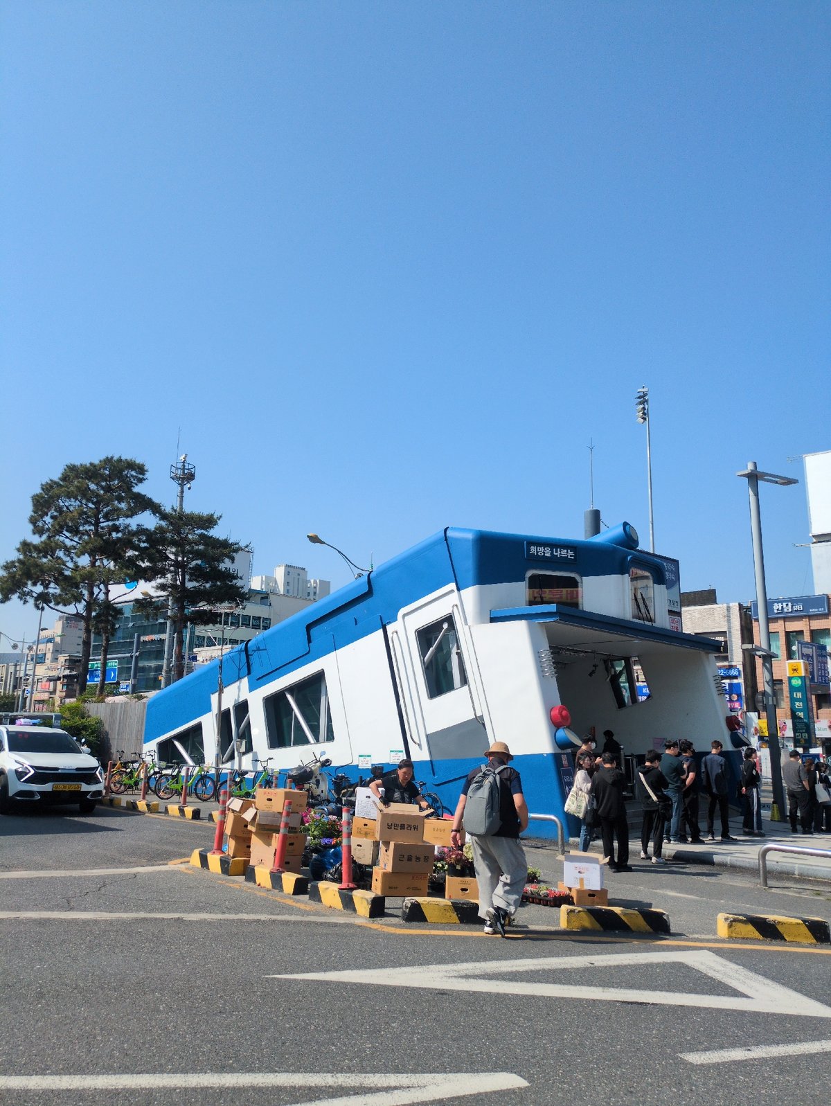 Train structure and electric vehicle spotted in Daejeon