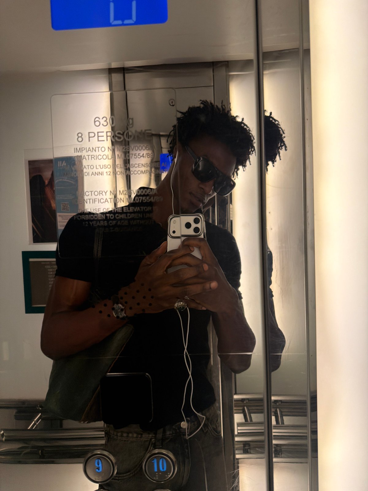 Milan morning: elevator selfie, café breakfast, and a greeting